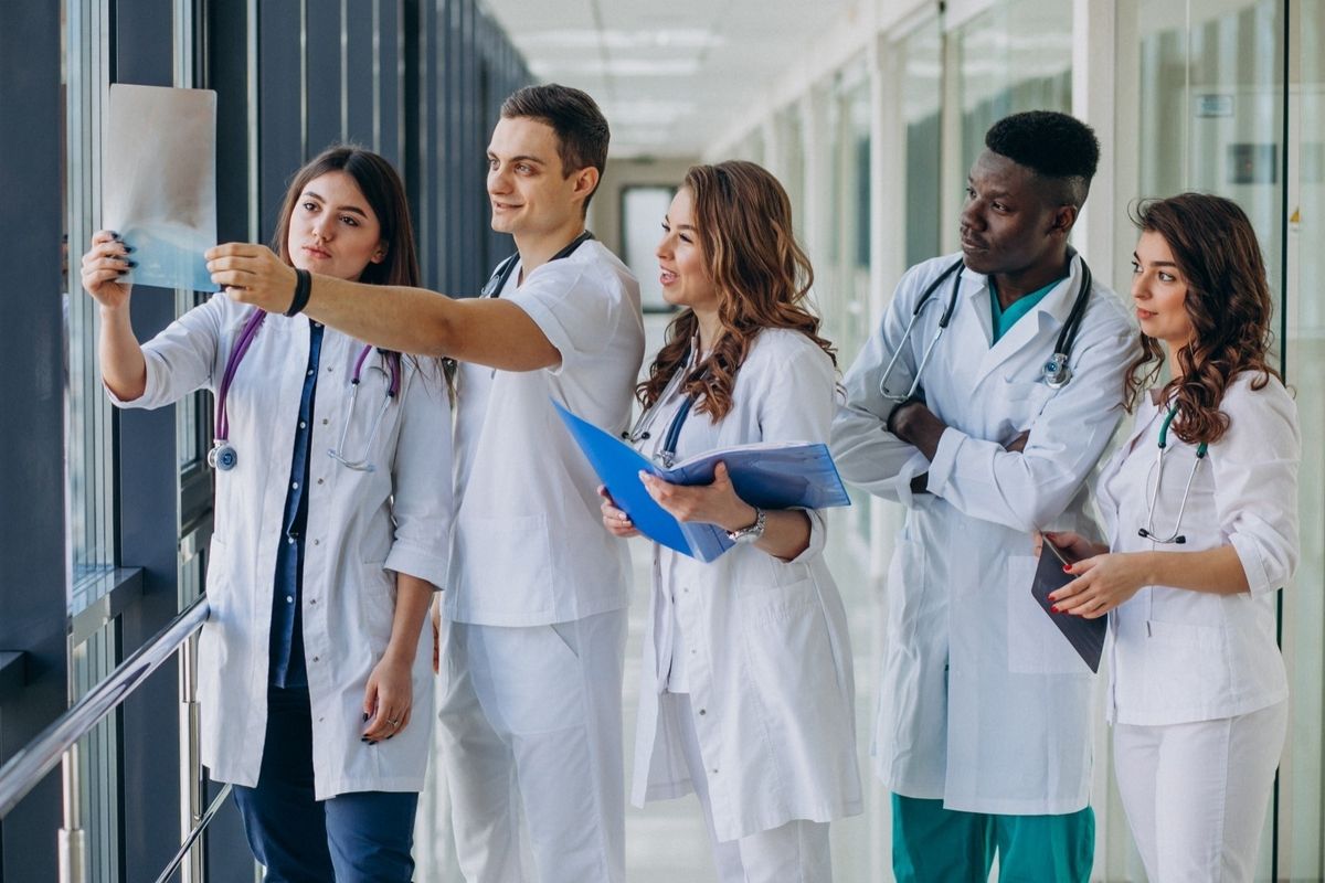 Projeto propõe suspender novos cursos de medicina por 5 anos