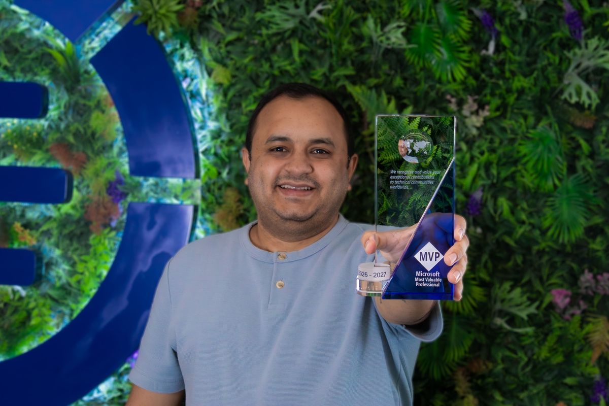Reginaldo com seu prêmio de MVP