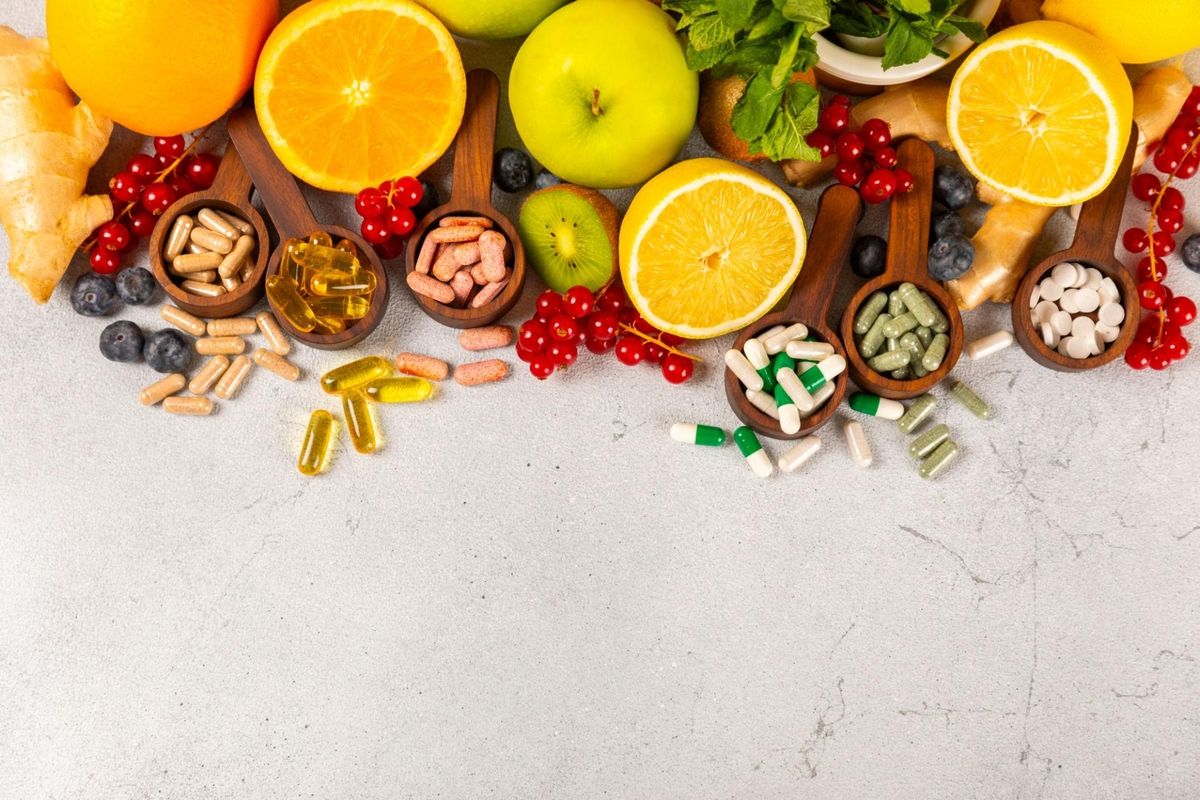 Frutas e suplementos jogados em cima de uma mesa