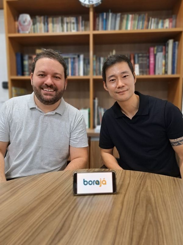 Os sócios João Saraiva Neto e ChangHoon Jeong lançam tecnologia hiperlocal para o varejo