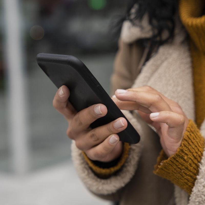 Por que os brasileiros estão adiando a compra de smartphones