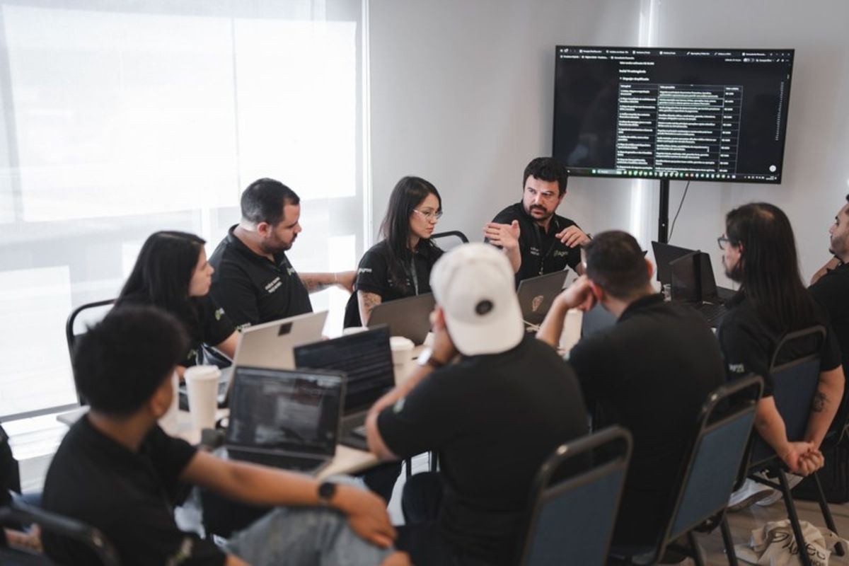 Equipe da Agree reunida em uma sala.