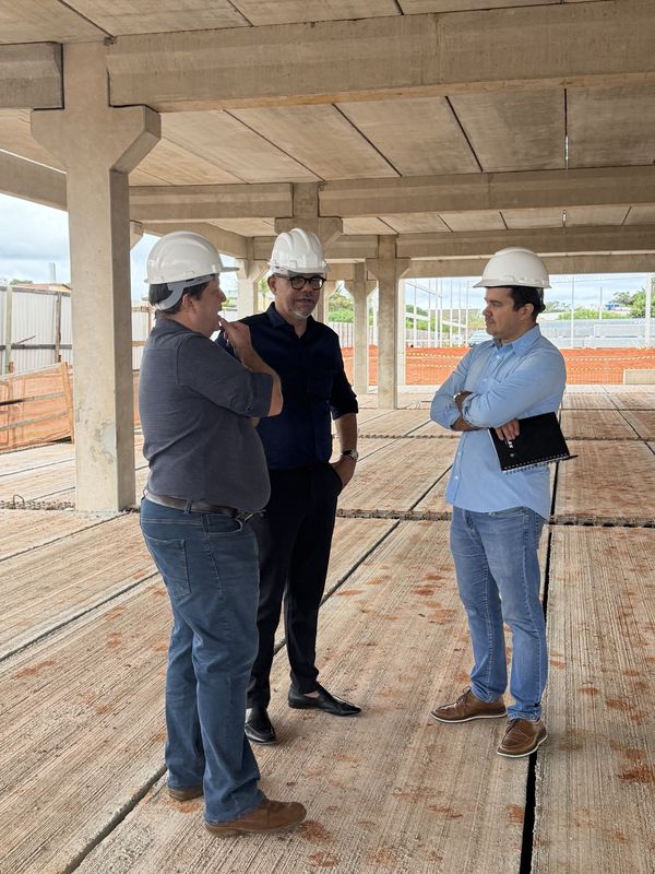 Ao Centro, Antônio Vicente Jr. acompanha as obras da nova loja no Jardim Botânico.