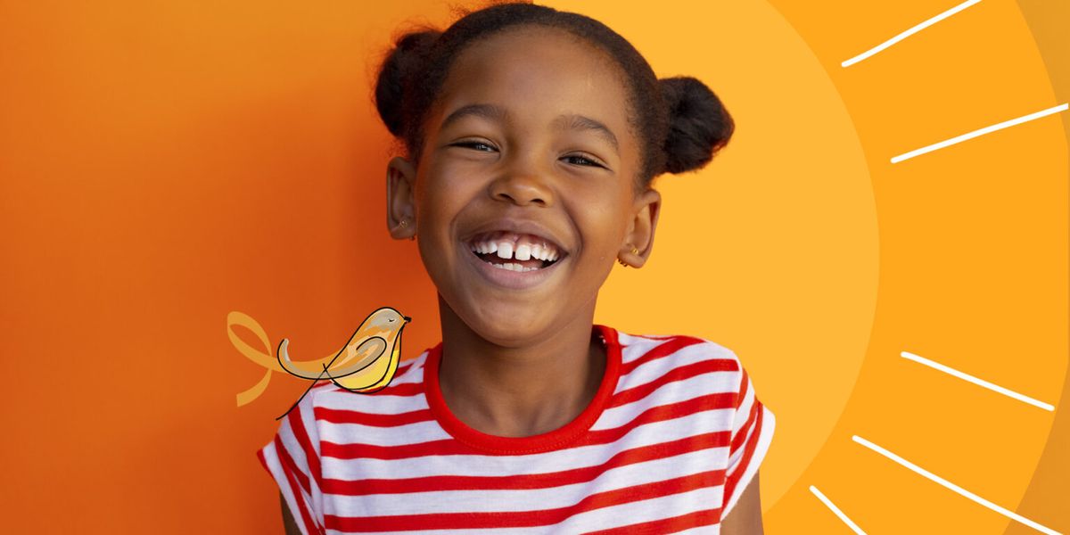Imagem de menina sorrindo com mascote do Julho Laranja em seu ombro