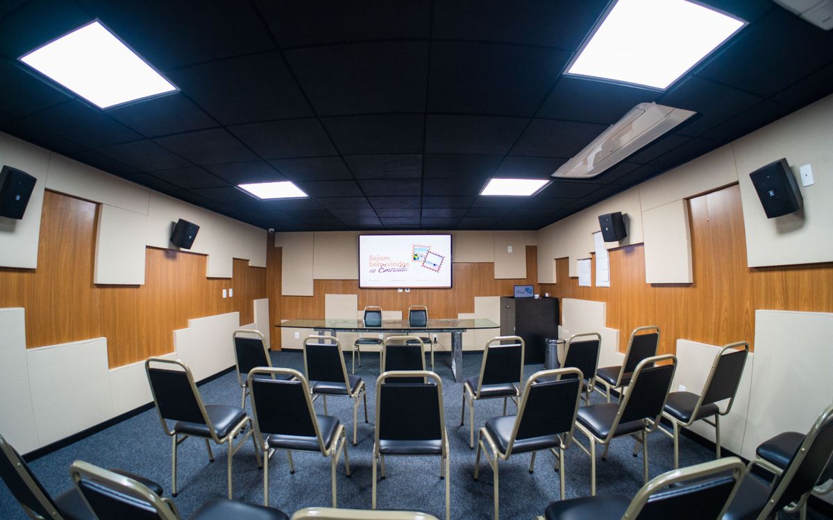 Espaço para eventos corporativos do Esmeralda Praia Hotel, equipado com telão e isolamento acústico.