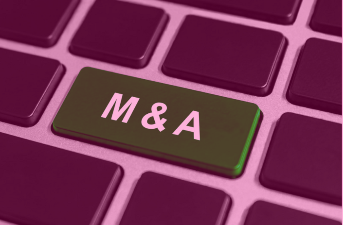 Teclado de computador com tecla M&A que remete à consolidação da operação.