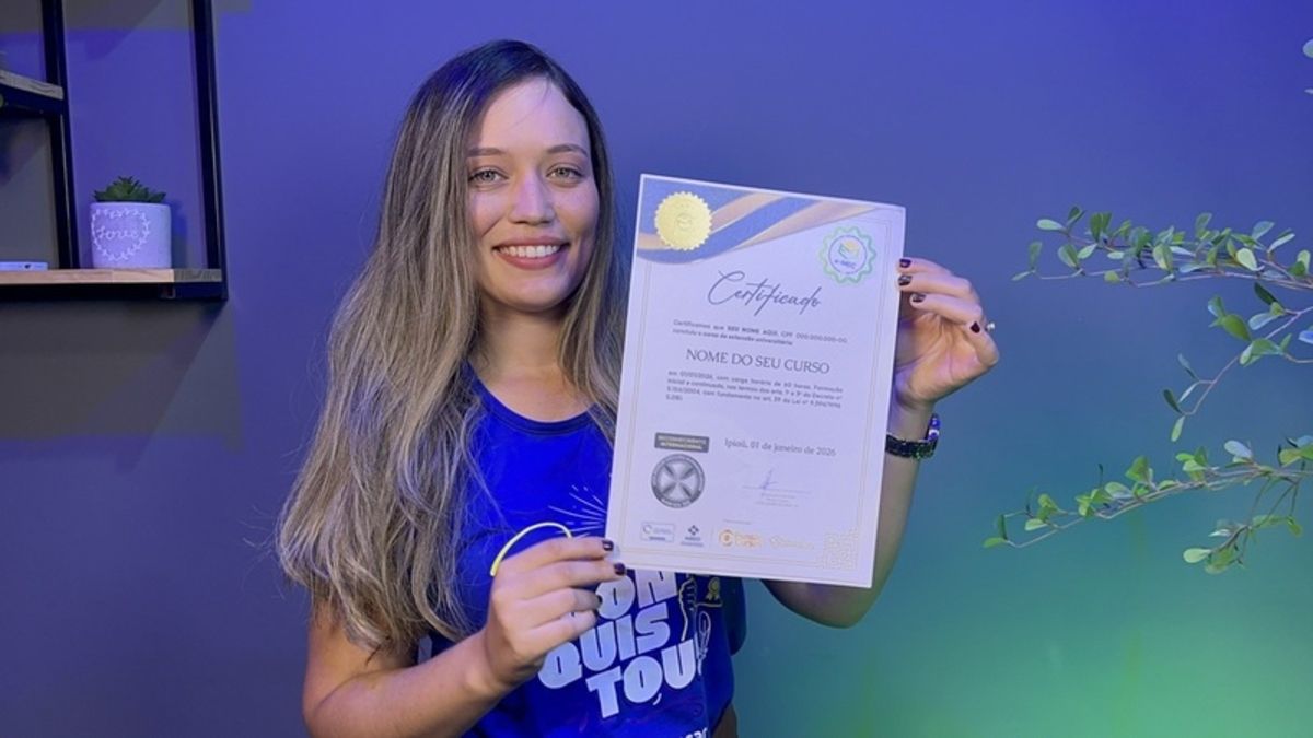 Mulher jovem sorri enquanto segura um certificado