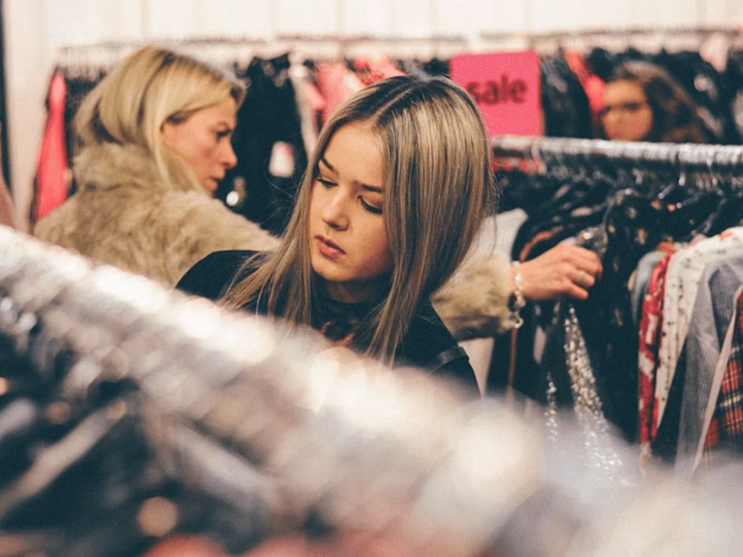 Duas mulheres em loja de roupa