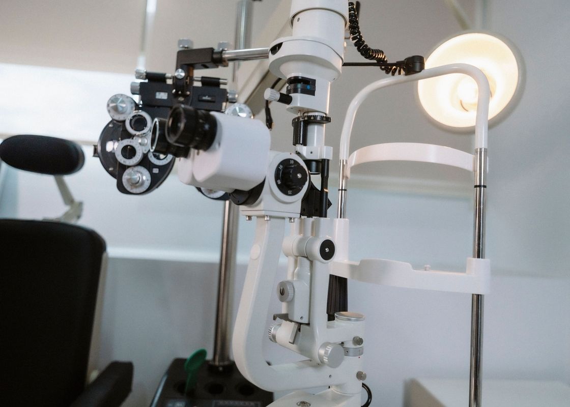 Consultório oftalmológico com aparelhos usados para avaliar saúde dos olhos
