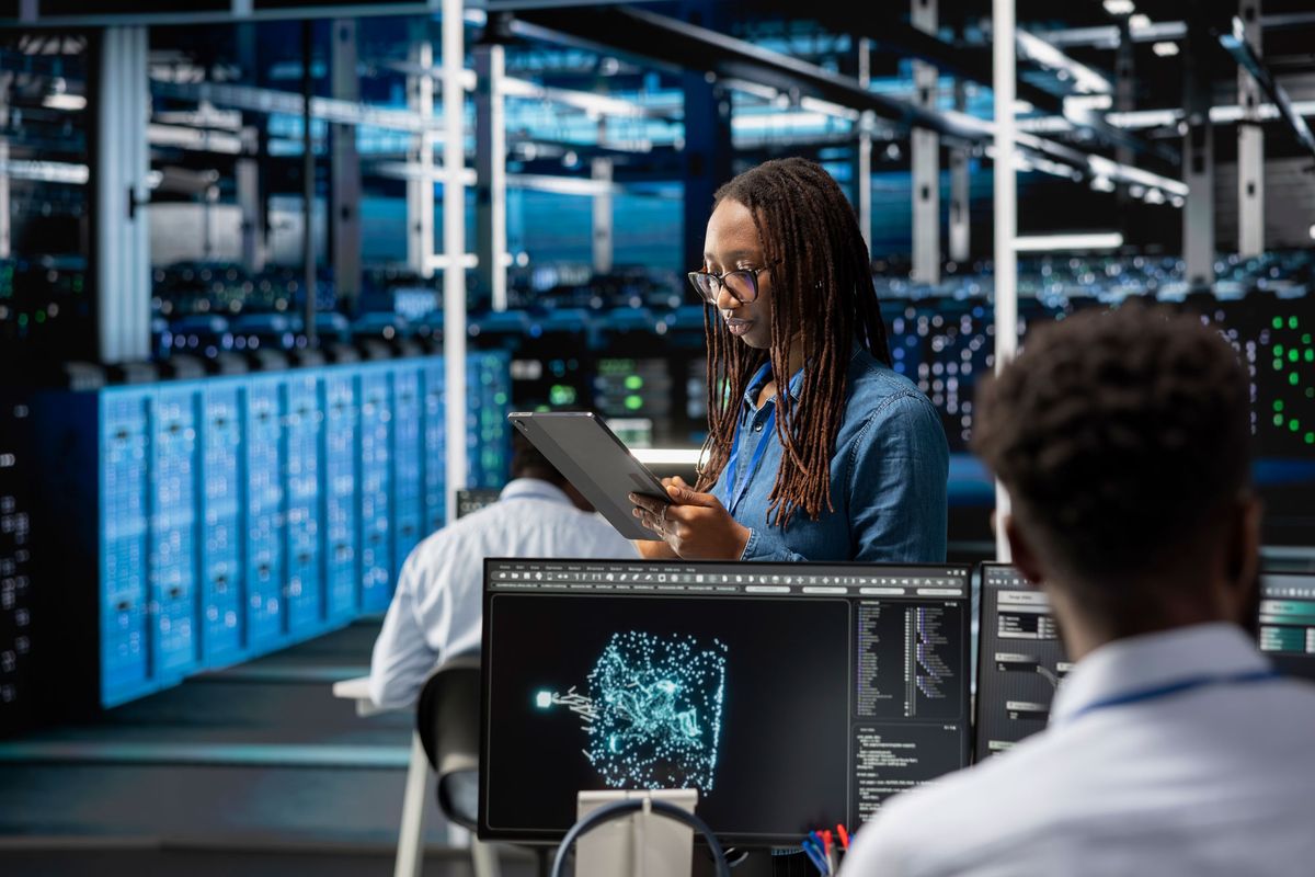 Pessoa trabalhando em um sistema de Data Center moderno