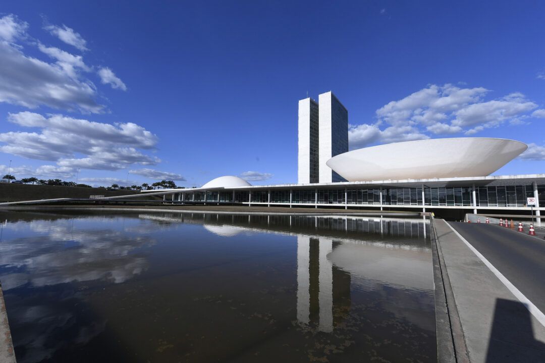 PL para distribuir médicos pelo país não avança