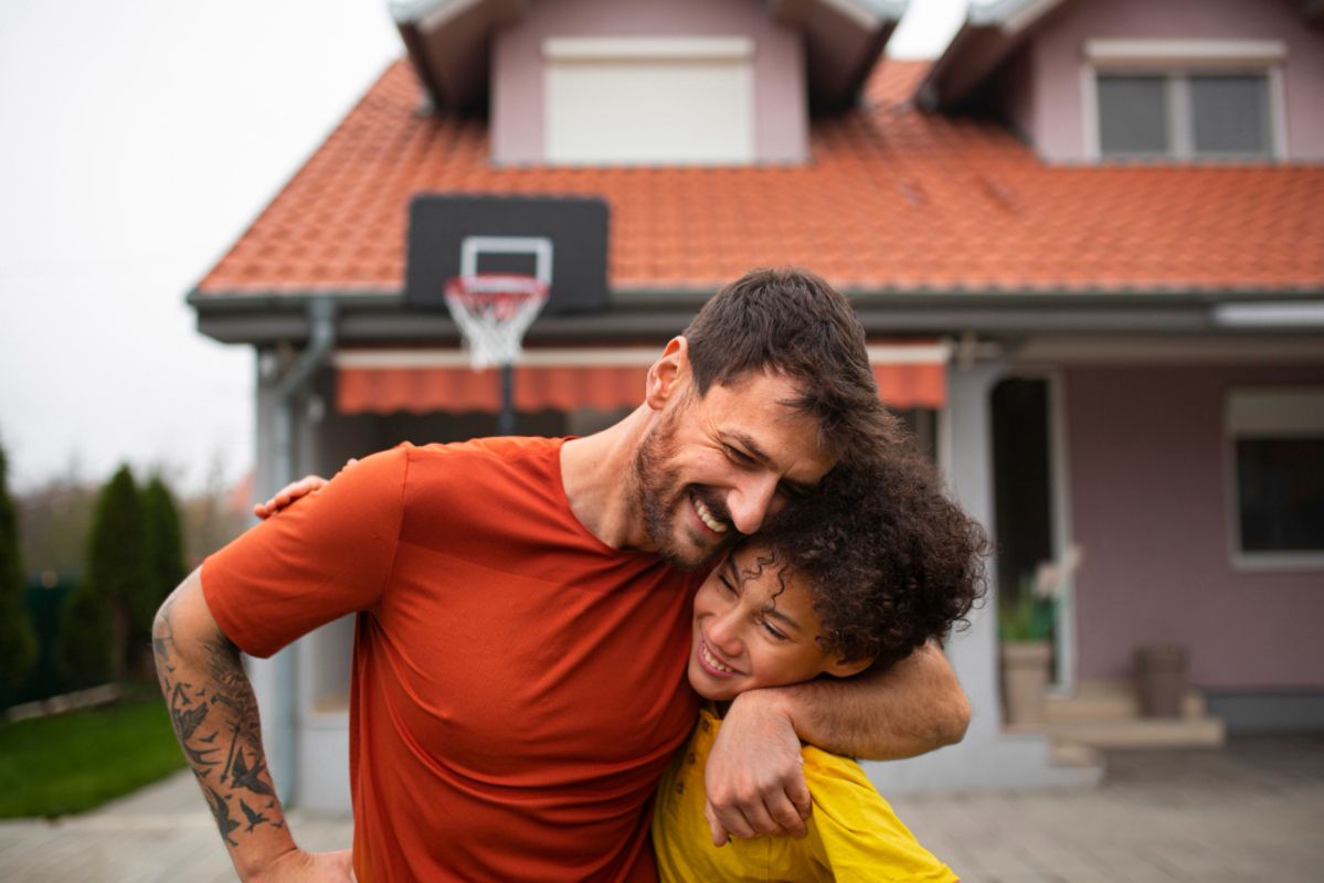Pai e filho em casa