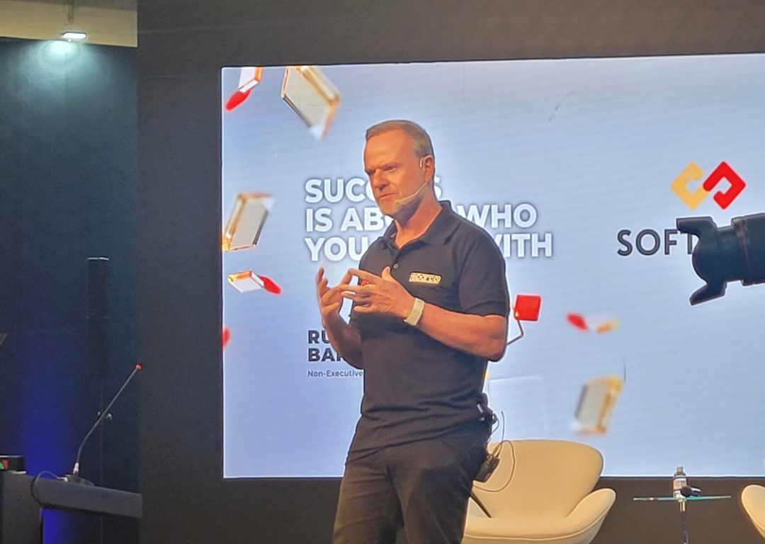 Barrichello lança coleção de roupas com sua assinatura