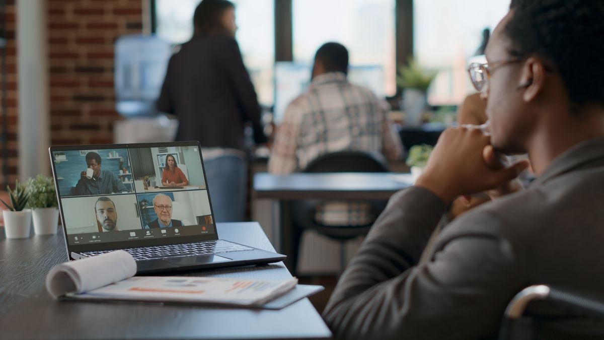 Homem em reunião online