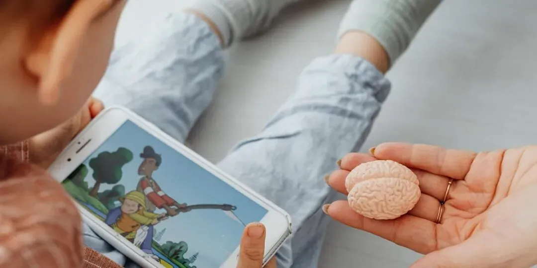 Uso excessivo de telas afeta atenção e bem-estar infantil